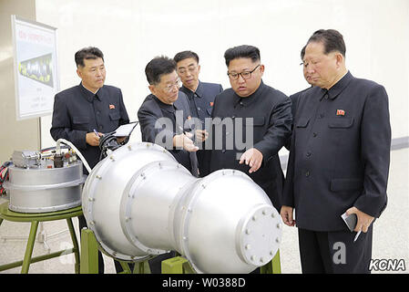 Dieses Bild veröffentlicht am 3. September 2017, durch die Nordkoreanische Offizielle News Service (KCNA), nordkoreanischen Führer Kim Jong Un während einer Unterrichtung durch Wissenschaftler der Atomwaffen Institut auf die Details der nuklearen des Landes weaponization Programm zeigt. Während der Tagung, Kim Jong Un erlebt das Laden der Wasserstoff Bombe in eine ICBM Rakete. KCNA/UPI Stockfoto