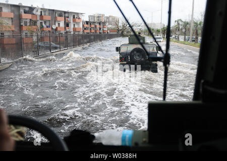 Mitglieder der Puerto Rico National Guard Patrol eine der überfluteten der Autobahnen in San Juan, Puerto Rico, am 22. September 2017. Foto von Sgt. Jose Diaz-Ramos/Puerto Rico, National Guard/UPI Stockfoto