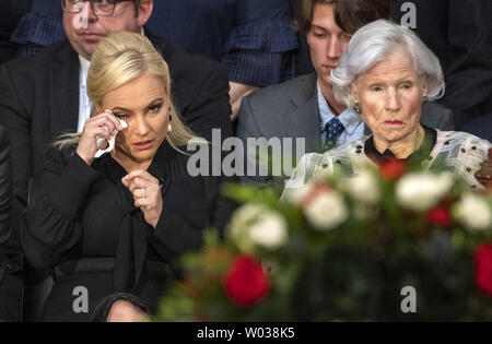 Tochter Meghan McCain wirft ein mit Senator John McCain's Mutter Roberta McCain als Kranz reißen wird ausgeliefert wie der frühere Senator John McCain im US-Kapitol in Washington, D.C. liegt, am Freitag, 31. August 2018. McCain, ein Arizona, Präsidentschaftskandidat der Republikaner, und Kriegsheld, gestorben 25. August im Alter von 81 Jahren. Er ist der 31 Person im State Capitol in 166 Jahren zu liegen. Foto von Pat Benic/UPI Stockfoto