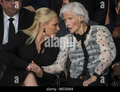Tochter Meghan McCain und Senator John McCain's Mutter Roberta McCain halten die Hände als der ehemalige Senator John McCain liegt in Staat im US-Kapitol in Washington, D.C., am Freitag, 31. August 2018. McCain, ein Arizona, Präsidentschaftskandidat der Republikaner, und Kriegsheld, gestorben 25. August im Alter von 81 Jahren. Er ist der 31 Person im State Capitol in 166 Jahren zu liegen. Foto von Pat Benic/UPI Stockfoto