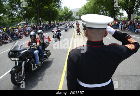 Pensionierte USMC SSGT Tim Kammern, wie er es jahrelang getan, begrüßt Biker als Teil der jährlichen Rolling Thunder" Fahrt zur Wand' von Tausenden Motorradfahrer, 27. Mai 2018. Die Fahrt fällt mit dem Memorial Day Wochenende, wie Amerika Ehren ihre Gefallenen Militärdienst Mitglieder. Foto von Mike Theiler/UPI Stockfoto