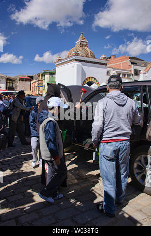 Automobil Segen, ein einzigartiges Ritual an der Basílica de Nuestra Señora in Copacabana, Bolivien Stockfoto