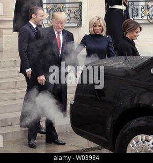 Der französische Präsident Emmanuel Längestrich (L) und seine Frau, Brigitte (2R), sind durch Rauch aus der Auspuffleitung aus 'Tier' umgeben, wie sie Abschied von US-Präsident Donald Trump und First Lady der USA, Melania (R), nach einem gemeinsamen Mittagessen im Elysee-palast in Paris, am 10. November 2018. Trump und seine Frau sind in Frankreich Feierlichkeiten zum 100-jährigen Jubiläum des Ersten Weltkriegs Armistice Day Kennzeichnung zu sorgen. Foto von Eco Clement/UPI Stockfoto