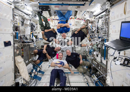 Die sechs - die Expedition 54 Crew stellt für ein fröhliches crew Portrait in das japanische Labor Kibo Modul am 18. Februar 2018. Im Uhrzeigersinn von der Unterseite sind: Kommandant Alexander Misurkin von Roskosmos und NASA-Astronauten Mark Vande Hei und Joe Acaba; Roskosmos Kosmonaut Anton Shkaplerov; Astronaut Norishige Kanai der Japan Aerospace Exploration Agency (JAXA); NASA-Astronaut Scott Kribbeln. NASA/UPI Stockfoto