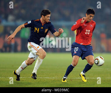 Rodrigo Millar von Chile und Xabi Alonso aus Spanien jagen den Ball während der Gruppe H Gleiches an der Loftus Versfeld Stadium in Pretoria, Südafrika am 25. Juni 2010. UPI/Chris Brunskill Stockfoto