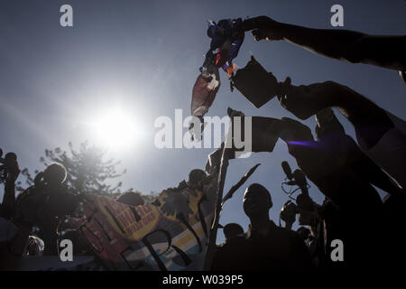 Eine amerikanische Flagge wird auf dem Parkplatz der US-Botschaft als großes Protestgruppe Kundgebungen in Pretoria, South Arfica, aus Protest gegen den Besuch des US-Präsidenten Barack Obama in Südafrika am 28. Juni 2013 verbrannt. Us-Präsident Barack Obama fliegt in Südafrika heute zu einem dreitägigen Besuch während der ehemalige südafrikanische Präsident Nelson Mandela verbringt seine 21. Tag in kritischem Zustand in der Mediclinic Heart Hospital in Pretoria hospitalisiert. UPI/Charlie Schuster Stockfoto