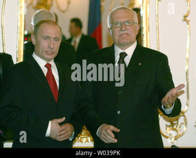 Der russische Präsident Wladimir Putin (L) und der tschechische Präsident Vaclav Klaus sprechen sie vor Ihrem Treffen in Prag, 2. März 2006. Putin ist auf einem zweitägigen Staatsbesuch in der Tschechischen Republik. (UPI Foto/Anatoli Zhdanov) Stockfoto