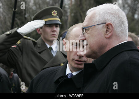 Der russische Präsident Wladimir Putin (L) und der tschechische Präsident Vaclav Klaus sprechen sie vor Ihrem Treffen in Prag, 2. März 2006. Putin ist auf einem zweitägigen Staatsbesuch in der Tschechischen Republik. (UPI Foto/Anatoli Zhdanov) Stockfoto
