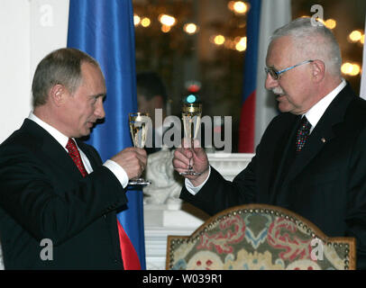 Der russische Präsident Wladimir Putin (L) und der tschechische Präsident Vaclav Klaus Toast nach ihrem Treffen in Prag, 2. März 2006. Putin ist auf einem zweitägigen Staatsbesuch in der Tschechischen Republik. (UPI Foto/Anatoli Zhdanov) Stockfoto