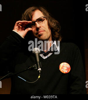 Regisseur Brett morgen Adressen das Publikum bei der Eröffnung des Sundance Film Festival 2007 in der Eccles Theater in Park City, Utah am 18. Januar 2007. (UPI Foto/David Silpa) Stockfoto