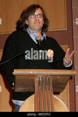 Regisseur Brett morgen Adressen das Publikum bei der Eröffnung des Sundance Film Festival 2007 in der Eccles Theater in Park City, Utah am 18. Januar 2007. (UPI Foto/David Silpa) Stockfoto