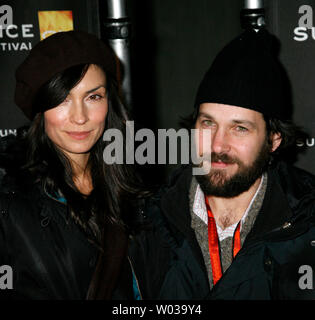 Schauspielerin Famke Janssen und Schauspieler Paul Rudd kommen für ein Screening von ihren Film "Die Zehn" in der Bibliothek Center Theater während des Sundance Film Festival in Park City, Utah am 19. Januar 2007. (UPI Foto/David Silpa) Stockfoto