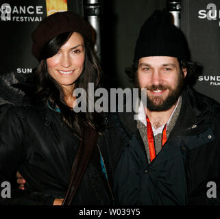 Schauspielerin Famke Janssen und Schauspieler Paul Rudd kommen für ein Screening von ihren Film "Die Zehn" in der Bibliothek Center Theater während des Sundance Film Festival in Park City, Utah am 19. Januar 2007. (UPI Foto/David Silpa) Stockfoto