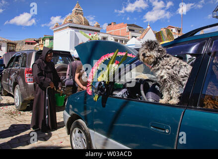 Automobil Segen, ein einzigartiges Ritual an der Basílica de Nuestra Señora in Copacabana, Bolivien Stockfoto