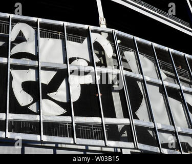 Die Penn State Nittany Lion mit Blick auf die Menge an die Spieler Eingang im Beaver Stadium vor Beginn der Nebraska gegen Penn State Game am 12. November 2011 in State College, Pennsylvania. Nebraska ist 17-14 gewinnen Sie eine Woche verschlossen, dass die Entlassung von Head Coach Joe Paterno und andere Führer sah an der Penn State University Nach der Festnahme des ehemaligen Assistant Coach Jerry Sandusky über mutmaßliche Fälle von Kindesmissbrauch. UPI/Archie Tischler Stockfoto