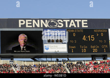 Penn States neuer Präsident Rodney Erickson gibt eine video Nachricht an die Masse an Beaver Stadium in State College, Pennsylvania am 12. November 2011. Nebraska ist 17-14 gewinnen Sie eine Woche verschlossen, dass die Entlassung von Head Coach Joe Paterno und andere Führer sah an der Penn State University Nach der Festnahme des ehemaligen Assistant Coach Jerry Sandusky über mutmaßliche Fälle von Kindesmissbrauch. UPI/Archie Tischler Stockfoto