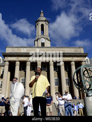 Ehemalige Pittsburgh Steelers und Penn State Alumni, Franco Harris spricht auf der Kundgebung den Rücktritt des Vorstands der Universität und des Kuratoriums vor der alten Hauptstraße auf dem Campus der Penn State in State College, PA am 15. September 2012. UPI/Archie Tischler Stockfoto