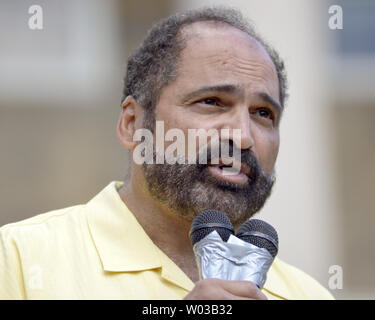 Ehemalige Pittsburgh Steelers und Penn State Alumni, Franco Harris spricht auf der Kundgebung den Rücktritt des Vorstands der Universität und des Kuratoriums vor der alten Hauptstraße auf dem Campus der Penn State in State College, PA am 15. September 2012. UPI/Archie Tischler Stockfoto