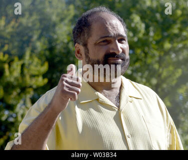 Ehemalige Pittsburgh Steelers und Penn State Alumni Franco Harris gibt die Daumen bis zu der Menge, bevor Sie sprechen auf der Kundgebung den Rücktritt des Vorstands der Universität und des Kuratoriums vor der alten Hauptstraße auf dem Campus der Penn State in State College, Pennsylvania am 15. September 2012. UPI/Archie Tischler Stockfoto