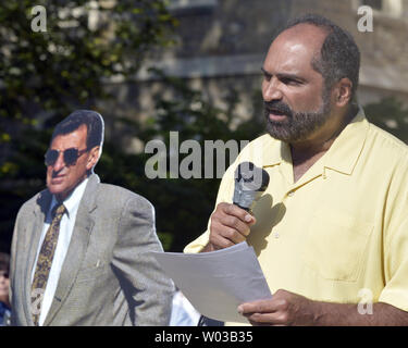 Ehemalige Pittsburgh Steelers und Penn State Alumni Franco Harris steht ein Karton Cut-out von Joe Paterno, wie er auf einer Kundgebung der Forderung nach dem Rücktritt des Vorstands der Universität und des Kuratoriums vor der alten Hauptstraße auf dem Campus der Penn State in State College, Pennsylvania am 15. September 2012 spricht. UPI/Archie Tischler Stockfoto