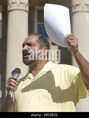 Ehemalige Pittsburgh Steelers und Penn State Alumni, Franco Harris spricht auf der Kundgebung den Rücktritt des Vorstands der Universität und des Kuratoriums vor der alten Hauptstraße auf dem Campus der Penn State in State College, PA am 15. September 2012. UPI/Archie Tischler Stockfoto