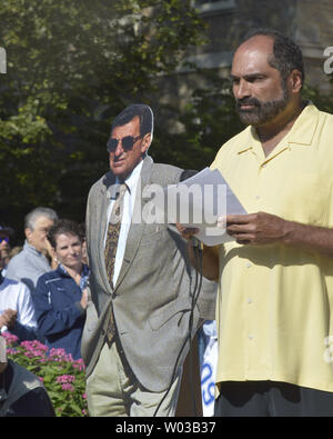 Ehemalige Pittsburgh Steelers und Penn State Alumni Franco Harris steht ein Karton Cut-out von Joe Paterno, wie er auf einer Kundgebung der Forderung nach dem Rücktritt des Vorstands der Universität und des Kuratoriums vor der alten Hauptstraße auf dem Campus der Penn State in State College, Pennsylvania am 15. September 2012 spricht. UPI/Archie Tischler Stockfoto