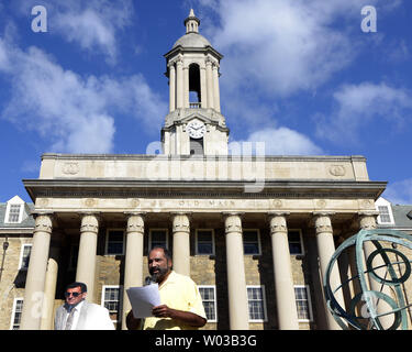 Ehemalige Pittsburgh Steelers und Penn State Alumni Franco Harris steht ein Karton Cut-out von Joe Paterno, wie er auf einer Kundgebung der Forderung nach dem Rücktritt des Vorstands der Universität und des Kuratoriums vor der alten Hauptstraße auf dem Campus der Penn State in State College, Pennsylvania am 15. September 2012 spricht. UPI/Archie Tischler Stockfoto