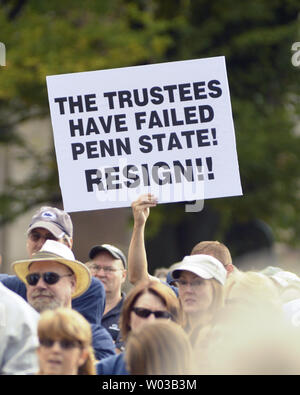 T-Shirt und Zeichen tragen die Nachricht von Penn State Studenten, Ventilatoren und Alumni auf einer Kundgebung der Forderung nach dem Rücktritt des Vorstands der Universität und des Kuratoriums vor der alten Hauptstraße auf dem Campus der Penn State in State College, Pennsylvania am 15. September 2012. UPI/Archie Tischler Stockfoto