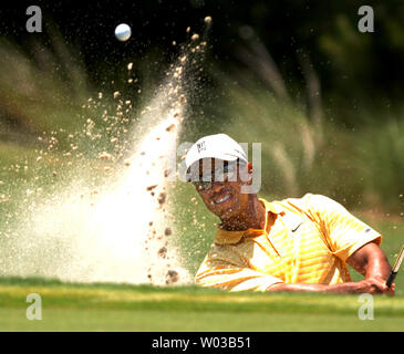 Tiger Woods startet aus der Sandfang auf Nr. 2 Grün während der zweiten Runde der Spieler-Meisterschaft an TPC Sawgrass Ponte Vedra Beach, Florida am 11. Mai 2007. Holz birdied die Bohrung. (Korrektur) (UPI Foto/Pat Benic) Stockfoto