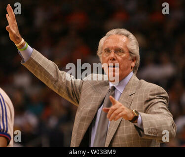 Seattle SuperSonics Head Coach Bob Hill gibt Richtungen zu seiner Mannschaft in der ersten Hälfte gegen die Phoenix Suns an US Airway Center in Phoenix, Arizona am 11. April 2007. (UPI Foto/Kunst Foxall) Stockfoto