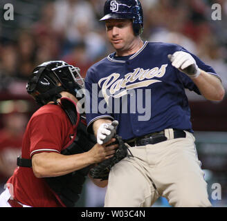 San Diego Padres Brian Giles (rechts) erfolgt zu Hause durch Arizona Diamondbacks catcher Carlos Quentin (Links) im neunten Inning in Chase Field in Phoenix Schlagwörter am 3. September 2007. Die Padres besiegt die Diamantmarkierungen 10-2. (UPI Foto/Kunst Foxall) Stockfoto