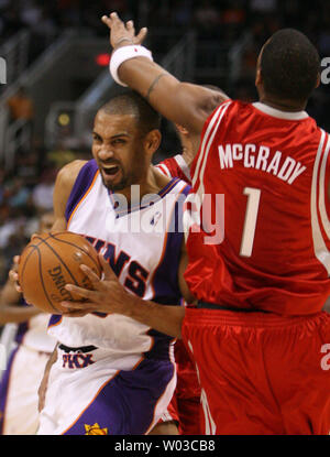 Phoenix Suns Grant Hill (links) Laufwerke an den Korb während der zweiten Hälfte gegen die Houston Rockets im US Airways Center in Phoenix, 28. November 2007. Die Verteidigung für die Raketen ist Tracy McGrady (1). Die Raketen schlugen die Sonnen 100-94. (UPI Foto/Kunst Foxall) Stockfoto