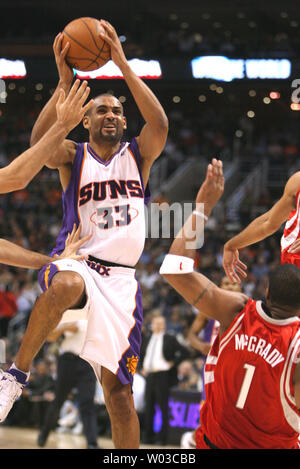 Phoenix Suns Grant Hill (33) ist über eine Aufnahme während der zweiten Hälfte gegen die Houston Rockets im US Airways Center in Phoenix, 28. November 2007 zu nehmen. Die Raketen schlugen die Sonnen 100-94. (UPI Foto/Kunst Foxall) Stockfoto