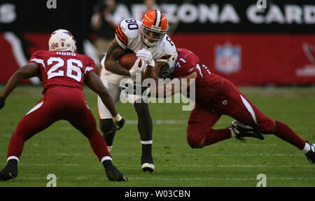 Cleveland Browns festes Ende Kellen Winslow (80) ist während der ersten Hälfte Aktion an der Universität von Phoenix Stadium in Glendale, Arizona 2. Dezember 2007 angegangen, indem Arizona-kardinäle cornerback Stange Haube (26) und Defensive End Joe Tafoya (71). (UPI Foto/Kunst Foxall) Stockfoto