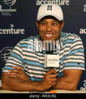 Tiger Woods spricht zu den Medien nach seiner Praxis, die für die WGC-Accenture Match Play Championship im Ritz-Carlton Golf Club am Taube-Berg in Morana, Arizona 24. Februar 2009. Das Turnier ist Woods' zunächst in acht Monate, nachdem er seinen ACL an den US Open im letzten Jahr. (UPI Foto/Kunst Foxall) Stockfoto