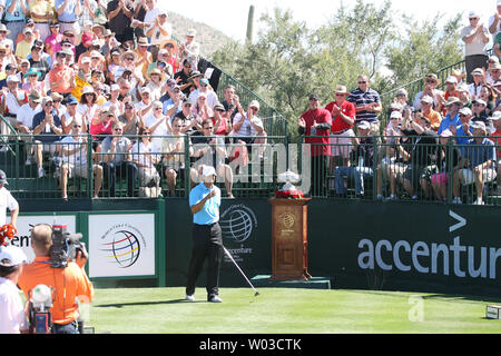 Tiger Woods approches das erste T-Stück in der ersten Runde der WGC-Accenture Match Play Championship im Ritz-Carlton Golf Club am Taube-Berg in Morana, Arizona am 25 Februar, 2009. Holz ist wieder auf der PGA Tour acht Monate, nachdem er seinen ACL in die US Open. (UPI Foto/Kunst Foxall) Stockfoto