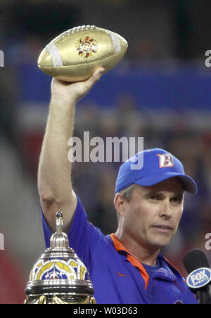 Boise State Head Coach Chris Peteren hält die Fiesta Bowl Trophäe, nachdem seine Broncos Texas Christian University 17-10 an der Universität von Phoenix Stadium in Glendale, AZ, 4. Januar 2010 besiegt. (UPI/Kunst Foxall) Stockfoto