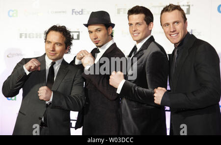 Die kanadische Tenöre (von links) Remigio Pereira, Victor Micallef, Clifton Murray, und Fraser Walters posieren auf dem roten Teppich an der Muhammad Ali Celebrity Fight Night im JW Marriott Desert Ridge Resort & Spa in Phoenix, AZ, März 20,2010. UPI/Kunst Foxall Stockfoto