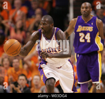 Phoenix Suns Jason Richardson (L) heads up Hof auf einem schnellen Bruch als Los Angeles Lakers Kobe Bryant (R) Uhren im ersten Quartal Spiel 3 der NBA Western Conference Finals im US Airways Center in Phoenix, AZ, Mai 23,2010. . UPI/Kunst Foxall Stockfoto