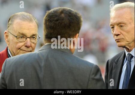 Arizona Cardinals Eigentümer William Bidwill (L) und Dallas Cowboys besitzer Jerry Jones (R) Gespräch mit Kardinal team Präsident Michael Bidwill (C) vor dem Start der Kardinäle und Cowboys Spiel an der Universität von Phoenix Stadium in Glendale, AZ 25. Dezember 2010. UPI/Kunst Foxall Stockfoto