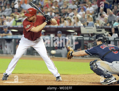 Arizona Diamondbacks Krug Zach Herzog (L) kann nicht Abdrücken und nimmt einen benannten dritten Schlag im dritten Inning gegen die Cleveland Indians im Chase Field in Phoenix, AZ, Juni 29,2011. Auffällig für die Inder ist Lou Marson (R). UPI/Kunst Foxall Stockfoto