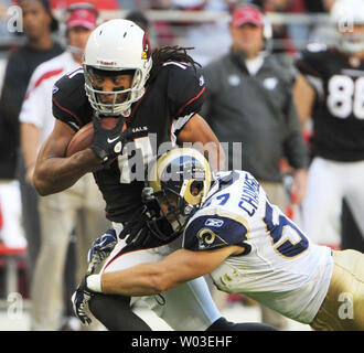 Arizona Cardinals Larry Fitzgerald (11) Nimmt ein First Down im ersten Quartal des Cardinals-St. Louis Rams Spiel an der Universität von Phoenix Stadium in Glendale, Arizona am November 6,2011. UPI/Kunst Foxall Stockfoto