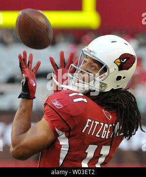 Arizona Cardinals receiver Larry Fitzgerald Fänge ein Pass während der Vorwärmungen vor dem Cardinals-San Francisco 49ers Spiel an der Universität von Phoenix Stadium in Glendale, Arizona, Dezember 11,2011. UPI/Kunst Foxall Stockfoto