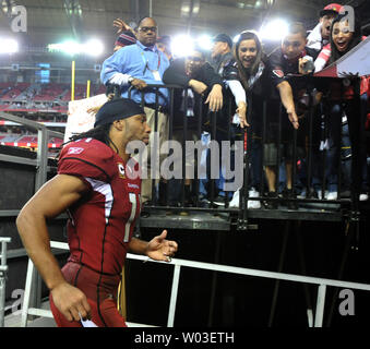 Arizona Cardinals receiver Larry Fitzgerald läuft das Feld nach dem Cardinals-San Francisco 49ers Spiel an der Universität von Phoenix Stadium in Glendale, Arizona am Dezember 11,2011. Die Kardinäle besiegten die 49ers 21-19. UPI/Kunst Foxall Stockfoto