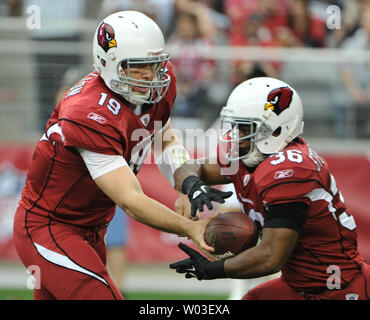 Arizona Cardinals Quarterback John Skelton (L) Hände weg zu laufen zurück LaRod Stephens-Howling (R) Im ersten Quartal des Cardinals-Seattle Seahawks Spiel an der Universität von Phoenix Stadium in Glendale, Arizona, 1. Januar 2012. UPI/Kunst Foxall Stockfoto