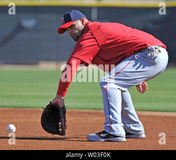 Los Angeles Engel Albert Pujols Felder eine Kugel, wie Er arbeitet bei Tempe Diablo Stadion in Tempe, Arizona, 21. Februar 2012. Pujols, ein Stern mit der World Series Champion St. Louis Cardinals letzte Saison, wird jetzt mit den Engeln. UPI/Kunst Foxall Stockfoto