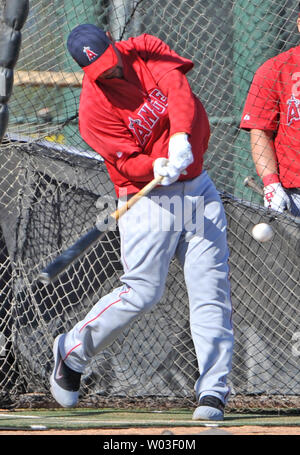 Los Angeles Engel Albert Pujols nimmt ein Schwingen an der Kugel während der Arbeit outs an Tempe Diablo Stadion in Tempe, Arizona, 21. Februar 2012. Pujols, ein Stern mit der World Series Champion St. Louis Cardinals letzte Saison, wird jetzt mit den Engeln. UPI/Kunst Foxall Stockfoto