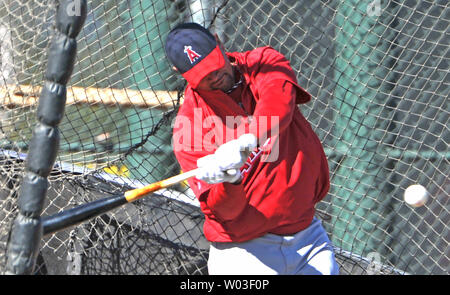 Los Angeles Engel Albert Pujols nimmt ein Schwingen während der schlagenden Praxis bei seiner Arbeit outs an Tempe Diablo Stadion in Tempe, Arizona, 21. Februar 2012. Pujols, ein Stern mit der World Series Champion St. Louis Cardinals letzte Saison, wird jetzt mit den Engeln. UPI/Kunst Foxall Stockfoto