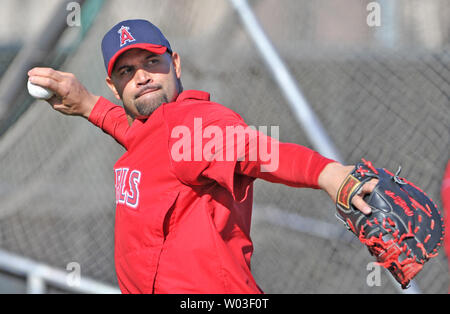 Los Angeles Engel Stern Albert Pujols bei Tempe Diablo Stadion in Tempe, Arizona, 21. Februar 2012. Pujols, ein Stern mit der World Series Champion St. Louis Cardinals letzte Saison, wird jetzt mit den Engeln. UPI/Kunst Foxall Stockfoto