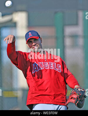 Los Angeles Engel Albert Pujols wirft, während er bei Tempe Diablo Stadion in Tempe, Arizona, 21. Februar 2012 arbeitet. Pujols, ein Stern mit der World Series Champion St. Louis Cardinals letzte Saison, wird jetzt mit den Engeln. UPI/Kunst Foxall Stockfoto